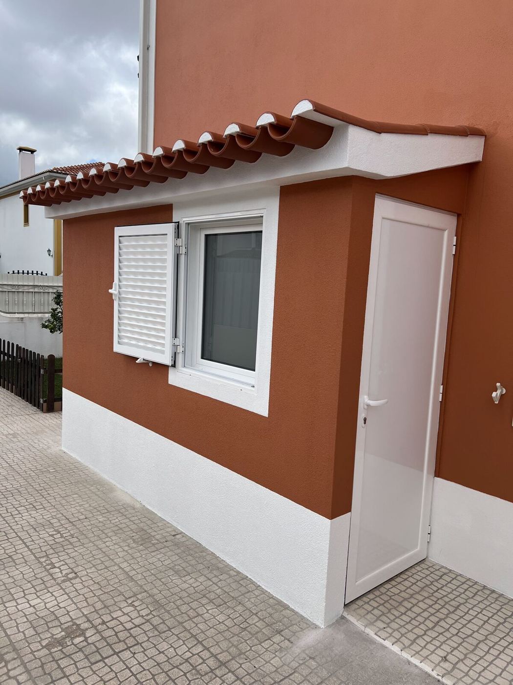 Anexo exterior com casa de banho, em Azeitão