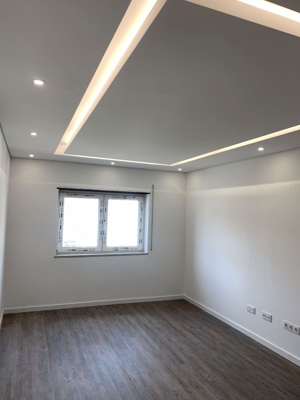 Sala com teto falso e iluminação embutida, no Barreiro