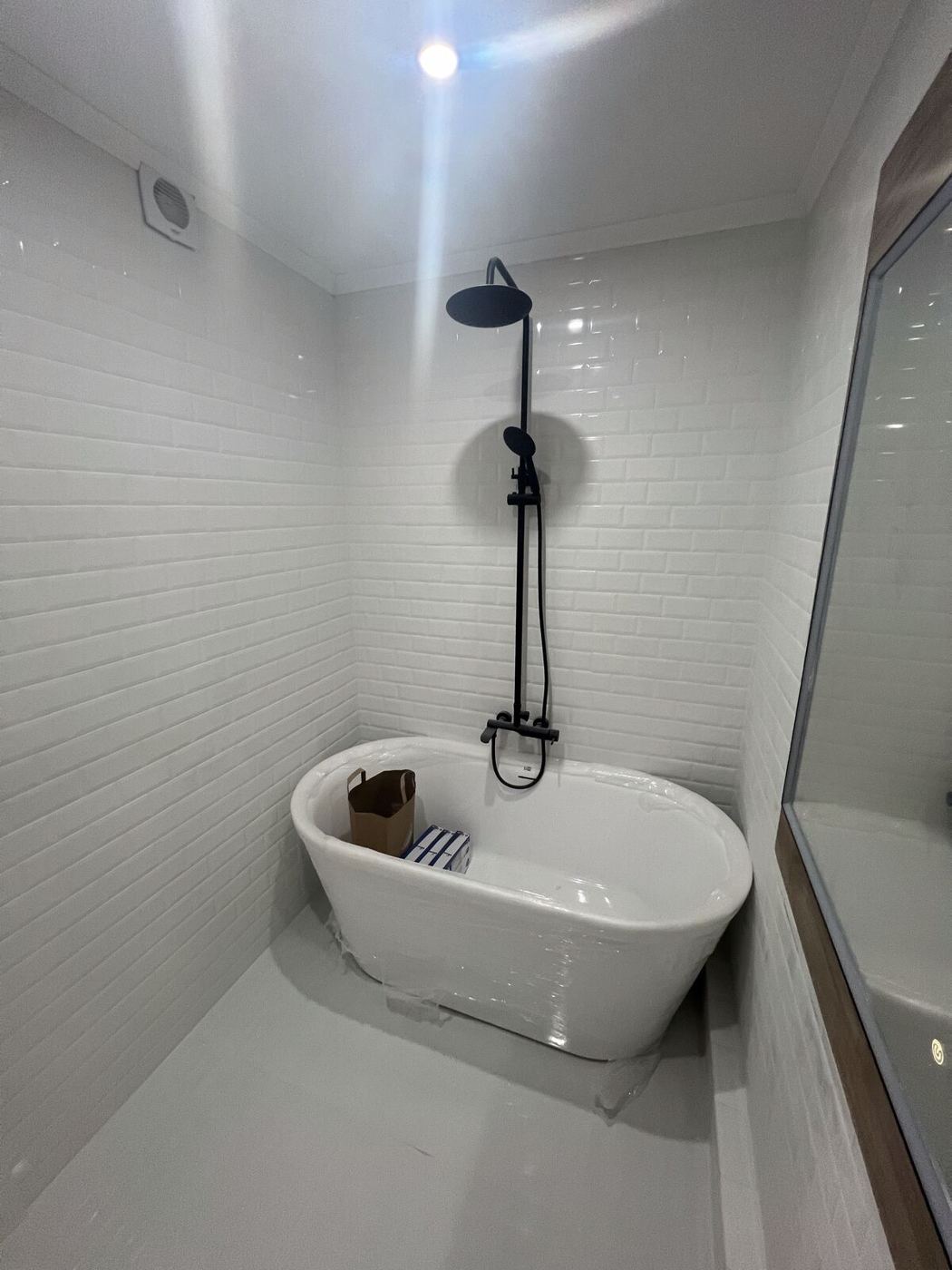 Casa de banho com banheira de pousar e azulejo metro branco, em Corroios