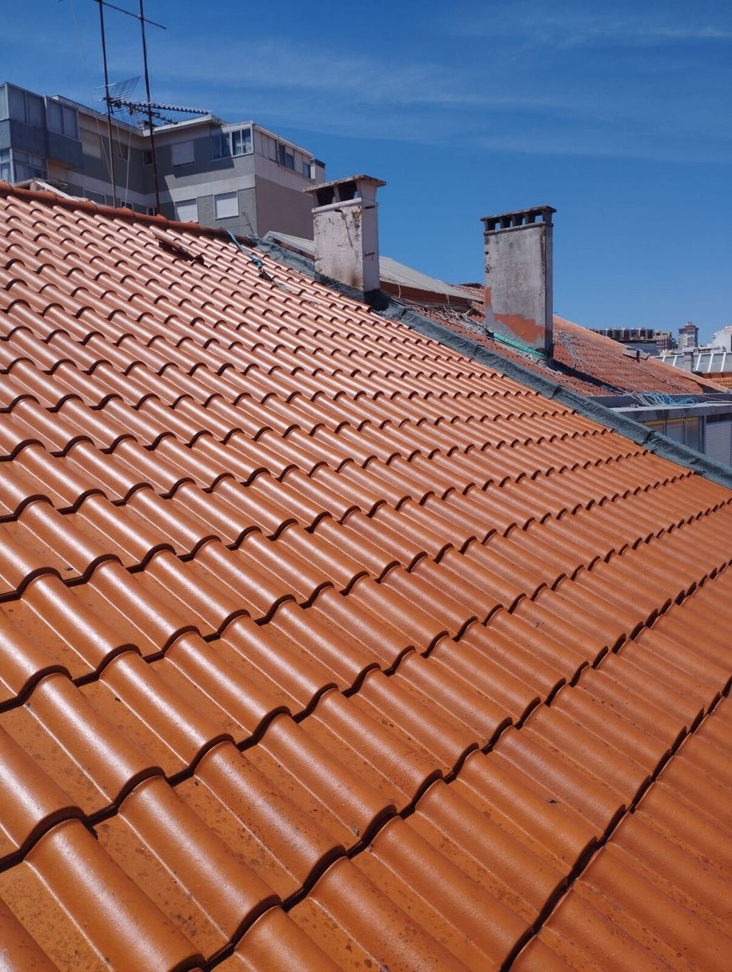 Telhado em telha cerâmica depois da limpeza e impermeabilização
